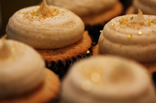 Vicious Vanilla Bean Cupcakes with Vanilla Bean Buttercream Vicious Vanilla Bean Cupcakes with Vanilla Bean Buttercream
