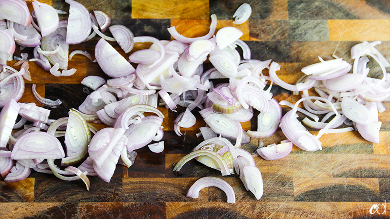thinly sliced shallots