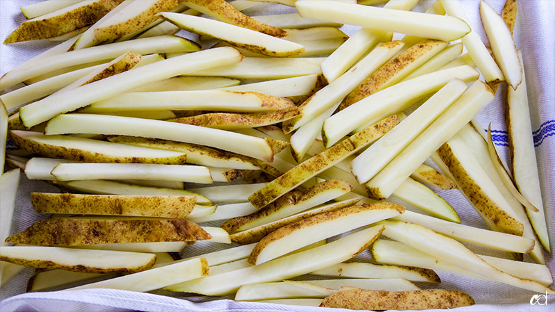 drying potato fries on kitchen towel